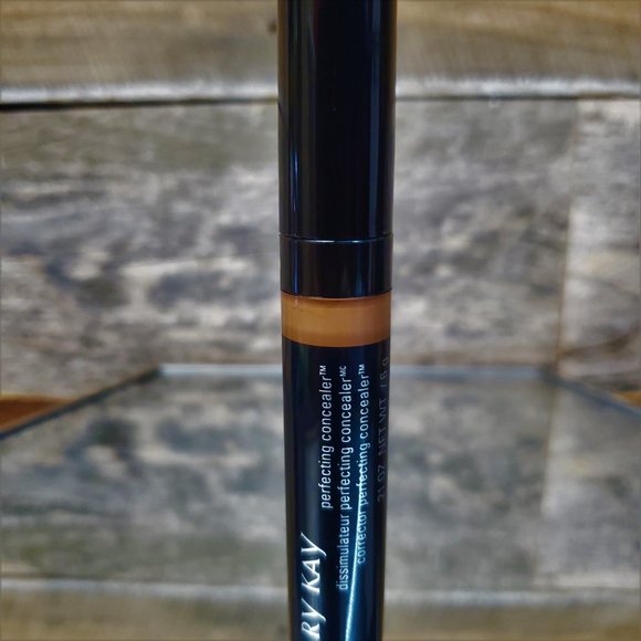 Deep Bronze - Mary Kay Perfecting Concealer - Picture 2 of 4